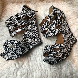 Black and white tribal print platform wedge size 7